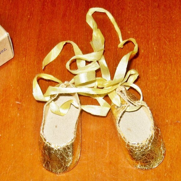 Vintage Dolly's Gold Slippers w Original Box Finest Doll Shoes Accessory - Picture 11 of 16
